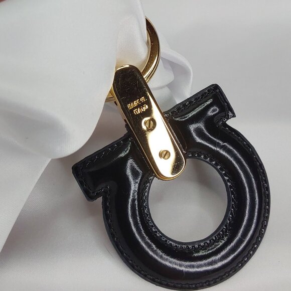 SALVADOR FERRAGAMO 'GANCINI' LEATHER KEY FOB GOLD KEY RING W/ORIGINAL BOX - Picture 10 of 16
